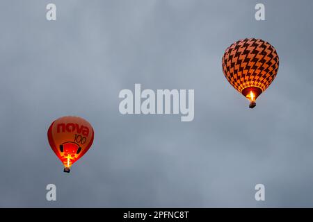 Brenner, die heiße Luft in die beiden aufsteigenden Ballons feuern, Melbourne, Victoria, Australien Stockfoto