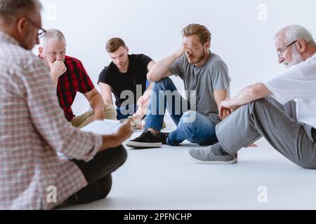 Gruppenpsychotherapie für Männer mit unterschiedlichen Problemen und Problemen Stockfoto