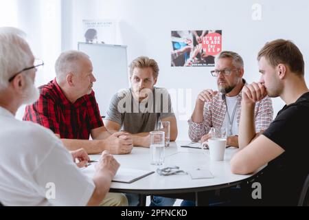 Die Therapie mit dem Schwerpunkt auf verletzlichem persönlichen Austausch stellt Männer vor Herausforderungen Stockfoto