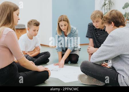 Teenager-Schüler sitzen in einem Kreis während zusätzlicher Mathematik-Kurse Stockfoto