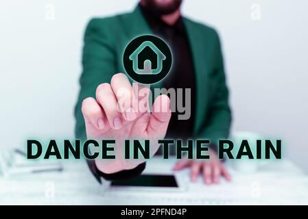 Konzeptionelle Bildunterschrift Tanz im Regen. Business-Konzept Genießen Sie die regnerischen Aktivitäten für Kinder und Tanz Stockfoto