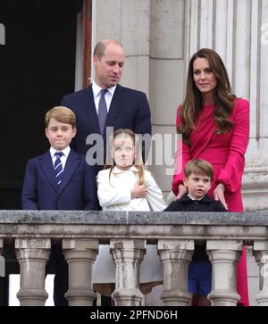 Datei Foto vom 05. Dezember 06/22 von Prinz George, dem damaligen Herzog von Cambridge, (jetzt Prinz von Wales) Prinzessin Charlotte, Prinz Louis und der damaligen Herzogin von Cambridge (jetzt Prinzessin von Wales) stehen auf dem Balkon während des Platinum Jubilee Pageant im Buckingham Palace, London, Am vierten Tag der Platinum Jubilee-Feier. Die drei Kinder des Prinzen und der Prinzessin von Wales werden alle an der Prozession von Westminster Abbey teilnehmen, die nach der Krönung des Königs am 6. Mai stattfindet. Prinz George, Prinzessin Charlotte und Prinz Louis werden wahrscheinlich den König und Königin Konsor begleiten Stockfoto