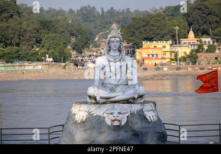 Lord Shiva, handgefertigte Statue von lord shiv mit schlichtem Hintergrund in der Nähe des ganges Ghat in rishikesh. Stockfoto