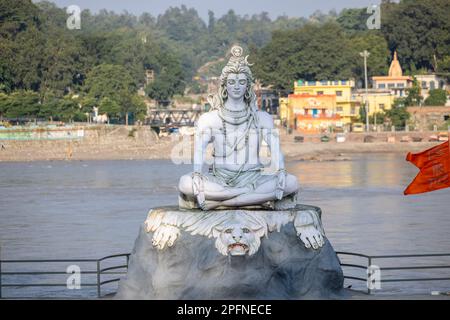 Lord Shiva, handgefertigte Statue von lord shiv mit schlichtem Hintergrund in der Nähe des ganges Ghat in rishikesh. Stockfoto