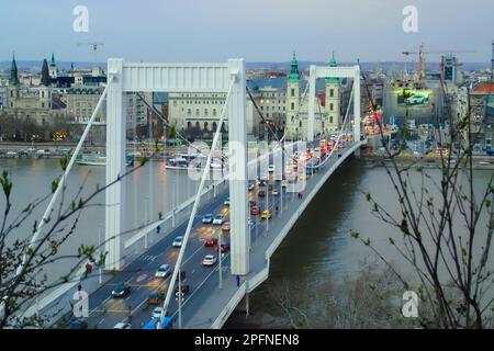 Erzsebet-BrErzsebet-Brücke in Budapest, Ungarn, Blick von den Hügeln, Abenddämmerung, Autos mit Scheinwerfern an, auf der Brücke Stockfoto