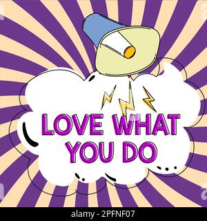 Schild mit der Aufschrift „Liebe, was du tust“. Das Geschäftskonzept hat Leidenschaft und Enthusiasmus bei der Arbeit Hingabe Stockfoto