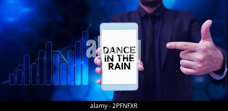 Konzeptionelle Bildunterschrift Tanz im Regen. Ein Wort auf Enjoy the Rainy Day Kinderaktivitäten Happy Tanz Stockfoto