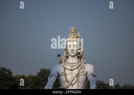 Lord Shiva, handgefertigte Statue von lord shiv mit schlichtem Hintergrund in der Nähe des ganges Ghat in rishikesh. Stockfoto