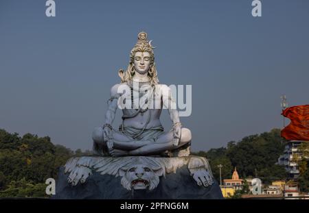 Lord Shiva, handgefertigte Statue von lord shiv mit schlichtem Hintergrund in der Nähe des ganges Ghat in rishikesh. Stockfoto