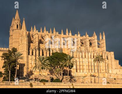 Dramatisches Sturmlicht am späten Nachmittag auf der Kathedrale Santa Maria von Palma Mallorca Stockfoto