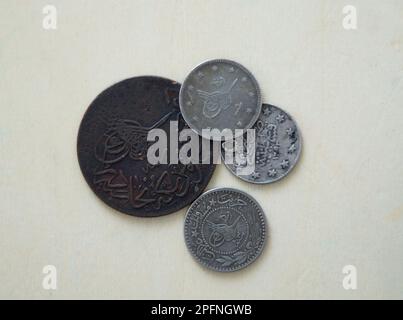 Eine alte Silber- und Kupfermünze aus dem Osmanischen Reich. Stockfoto