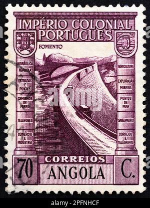 ANGOLA - CIRCA 1938: Ein in Angola gedruckter Stempel zeigt Barrage, circa 1938. Stockfoto