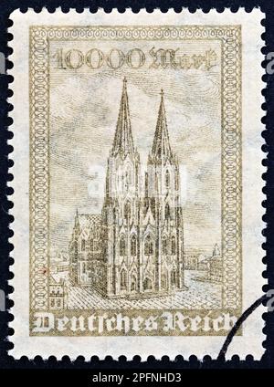 DEUTSCHLAND - CIRCA 1923: Ein in Deutschland gedruckter Stempel zeigt den Kölner Dom, circa 1923. Stockfoto