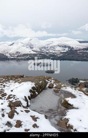 Derwent Water und die Derwent Fells aus Walla Crag im Winter, Lake District, Cumbria, Großbritannien Stockfoto