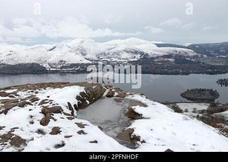 Derwent Water und die Derwent Fells aus Walla Crag im Winter, Lake District, Cumbria, Großbritannien Stockfoto