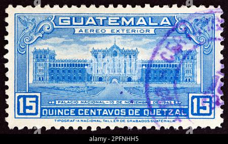 GUATEMALA - CA. 1944: Ein in Guatemala gedruckter Stempel, der für die Einweihung des Nationalpalastes ausgestellt wurde, zeigt den Nationalpalast, ca. 1944. Stockfoto