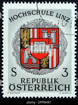 ÖSTERREICH - CA. 1966: Ein in Österreich gedruckter Stempel, ausgestellt für die Einweihung der Universität Linz, zeigt die Universität Arms of Linz, ca. 1966. Stockfoto