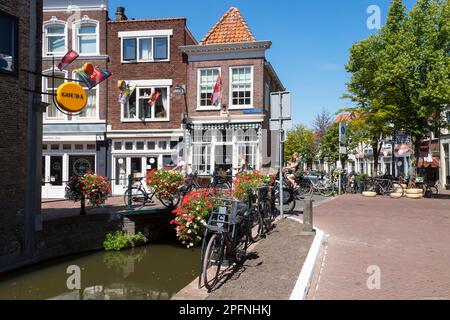 Gemütliche kleine Straße im Zentrum der Stadt Gouda. Stockfoto