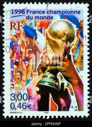 FRANKREICH - CA. 2000: Ein in Frankreich gedruckter Stempel zeigt die Trophäe der Fußball-Weltmeisterschaft (Frankreich, Weltmeister, 1998), ca. 2000. Stockfoto