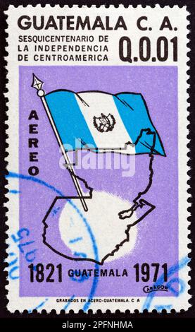 GUATEMALA - CIRCA 1971: Ein in Guatemala gedruckter Stempel, ausgestellt zum 150. Jahrestag der mittelamerikanischen Unabhängigkeit, zeigt die Flagge und Karte, circa 1971. Stockfoto