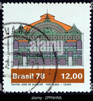 BRASILIEN - CIRCA 1978: Ein in Brasilien gedruckter Stempel aus der Ausgabe "Brazilian Theatres" zeigt das Jose de Alencar Theatre, Fortaleza, Ceara, circa 1978. Stockfoto