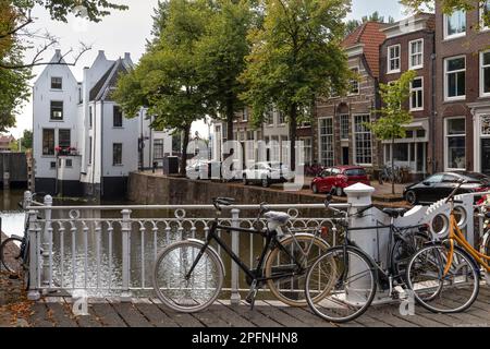 Kanalhäuser im Zentrum von Gouda mit Blick auf die Mautstelle. Stockfoto