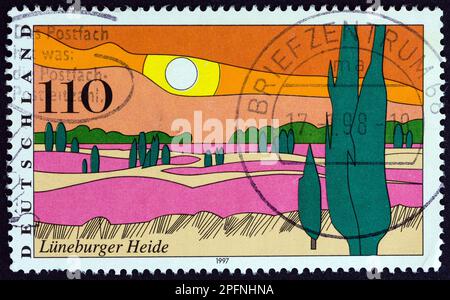 DEUTSCHLAND - CIRCA 1997: Ein in Deutschland gedruckter Stempel aus der Landschaftsausgabe zeigt die Lüneburger Heide, circa 1997. Stockfoto