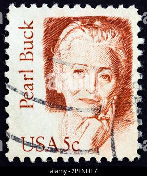 USA - CIRCA 1980: Ein in den USA gedruckter Stempel der Ausgabe "Great Americans" zeigt den Schriftsteller und Schriftsteller Pearl Buck, circa 1980. Stockfoto