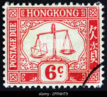 HONGKONG - CIRCA 1938: Ein in Hongkong gedruckter Stempel zeigt Waagen, etwa 1938. Stockfoto