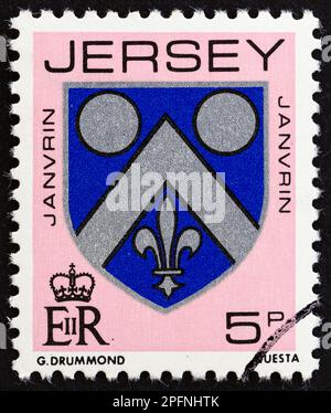 JERSEY - CIRCA 1981: Ein in Großbritannien gedruckter Stempel zeigt Janvrin Coat of Arms, circa 1981. Stockfoto