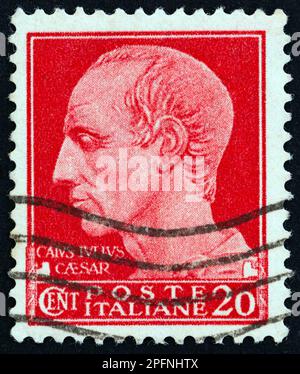 ITALIEN - CIRCA 1929: Ein in Italien gedruckter Stempel zeigt Julius Caesar, circa 1929. Stockfoto