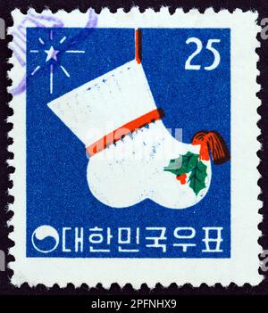 SÜDKOREA - CIRCA 1960: Ein in Südkorea gedruckter Stempel aus der "Christmas and New Year Issue"-Ausgabe zeigt Festivalstrumpf, circa 1960. Stockfoto