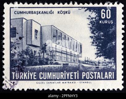 TÜRKEI - CA. 1963: Ein in der Türkei gedruckter Stempel aus der Ausgabe "Buildings in Ankara" zeigt den Präsidentenpalast, Ankara, ca. 1963. Stockfoto