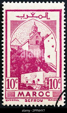 FRANZÖSISCH-MAROKKO - CA. 1939: Ein in Marokko gedruckter Stempel zeigt die Moschee in Sefrou, ca. 1939. Stockfoto