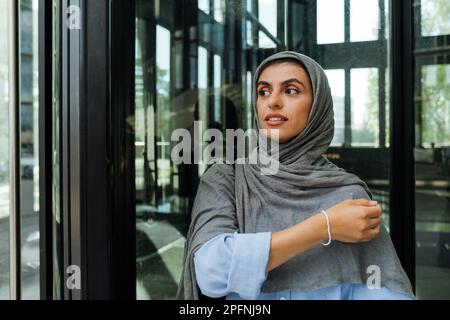 eine muslimische Frau mittleren Alters, die im Freien Hidschab trägt Stockfoto