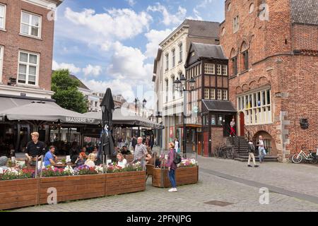 Alte Häuser und gemütliche Restaurants auf dem Marktplatz im Zentrum von Den Bosch. Stockfoto