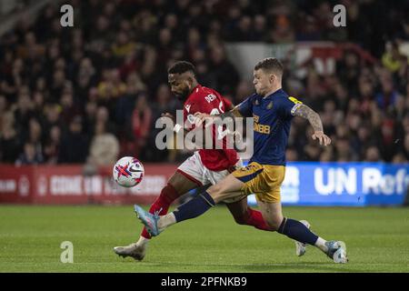 Nottingham, Großbritannien. 17. März 2023. NOTTINGHAM, ENGLAND - 17. MÄRZ: Emmanuel Dennis vom Nottingham Forest und Kieran Trippier von Newcastle United kämpfen um den Ball während des Premier League-Spiels zwischen Nottingham Forest und Newcastle United auf City Ground am 17. März 2023 in Nottingham, Großbritannien. (Foto von Richard Callis/MB Media) (Foto: Richard Callis/Sports Press Photo/C - FRIST VON EINER STUNDE - FTP NUR AKTIVIEREN, WENN BILDER WENIGER ALS EINE STUNDE ALT sind - Alamy) Guthaben: SPP Sport Press Photo. Alamy Live News Stockfoto