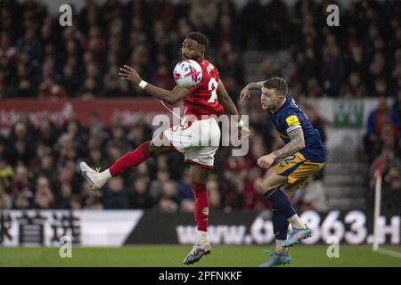 Nottingham, Großbritannien. 17. März 2023. NOTTINGHAM, ENGLAND - 17. MÄRZ: Emmanuel Dennis vom Nottingham Forest und Kieran Trippier von Newcastle United kämpfen um den Ball während des Premier League-Spiels zwischen Nottingham Forest und Newcastle United auf City Ground am 17. März 2023 in Nottingham, Großbritannien. (Foto von Richard Callis/MB Media) (Foto: Richard Callis/Sports Press Photo/C - FRIST VON EINER STUNDE - FTP NUR AKTIVIEREN, WENN BILDER WENIGER ALS EINE STUNDE ALT sind - Alamy) Guthaben: SPP Sport Press Photo. Alamy Live News Stockfoto