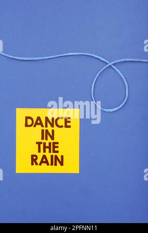 Konzeptionelle Bildunterschrift Tanz im Regen. Konzeptfoto Genießen Sie die regnerischen Tage Kinderaktivitäten Happy Tanz Stockfoto