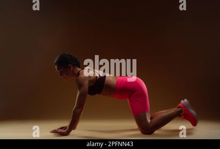 Fitnesslehrerin im Studio Stockfoto