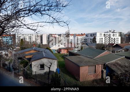 Berlin, Deutschland. 18. März 2023. Blick auf die Gartenanlage in der Nähe der Bornholmer Brücke. Kredit: Carsten Koall/dpa/Alamy Live News Stockfoto