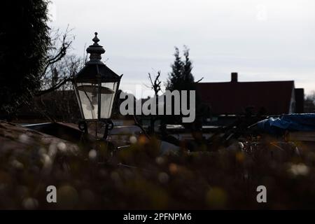 Berlin, Deutschland. 18. März 2023. Die Morgensonne scheint durch die Scheiben einer Laterne in einem Garten in der Nähe der Bornholmer Brücke. Kredit: Carsten Koall/dpa/Alamy Live News Stockfoto