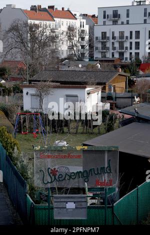 Berlin, Deutschland. 18. März 2023. Blick auf die Gartenanlage im Wiesengrund bei der Bornholmer Brücke. Kredit: Carsten Koall/dpa/Alamy Live News Stockfoto