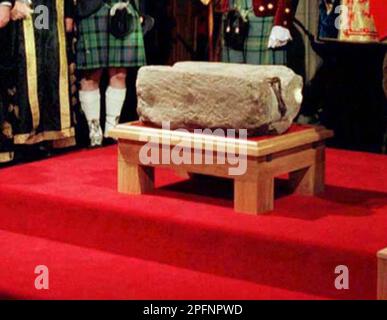 Aktenfoto vom 30.11/96, vom Stein des Schicksals in der Großen Halle in Edinburgh Castle. Der Sohn des Mannes, der bekanntermaßen den Stein des Schicksals von Westminster Abbey nach Schottland zurückgeschmuggelt hat, sagt, sein Vater würde nicht wollen, dass er zur Krönung des Königs nach London zurückgebracht wird. Ian Hamilton, der letztes Jahr starb, brach 1950 in die Abtei ein und entfernte den Stein, zusammen mit einer Gruppe von Studenten. Herr Hamiltons Sohn Jamie sagte der BBC: "Ich denke, seine Meinung wäre, es ist lächerlich." Ausgabedatum: Samstag, 18. März 2023. Stockfoto