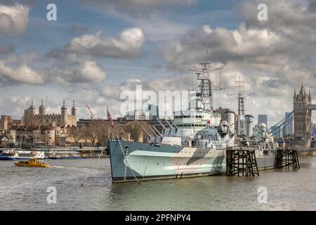 HMS Belfast lag an der Themse neben dem Queens Walk im Pool von London, Southwark. HMS Belfast ist ein leichter Cruiser der Stadtklasse Stockfoto