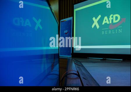 Berlin, Deutschland. 18. März 2023. Das Logo der AfD-Berlin spiegelt sich in einer Leinwand auf der Parteikonferenz in Spandau wider. Kredit: Paul Zinken/dpa/Alamy Live News Stockfoto