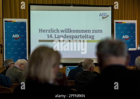 Berlin, Deutschland. 18. März 2023. Mitglieder der AfD-Berlin sitzen im Kant-Gymnasium in Spandau und warten auf den Beginn der AfD-Parteikonferenz. Kredit: Paul Zinken/dpa/Alamy Live News Stockfoto