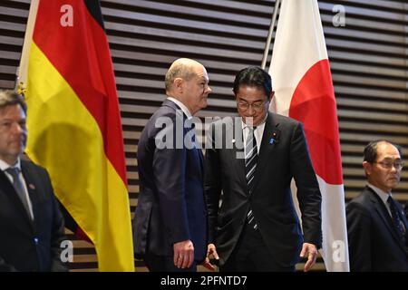 Kioicho, Japan. 18. März 2023. TOKIO, JAPAN - MÄRZ 18 : Bundeskanzler der Bundesrepublik Deutschland, Olaf SCHOLZ (L), und Ministerpräsident Japans, Fumio Kishida (R), nehmen an einer Ehrenwache Teil, die am 18. März 2023 in Tokio, Japan, an der offiziellen Residenz des Ministerpräsidenten teilnimmt. Kredit: SOPA Images Limited/Alamy Live News Stockfoto