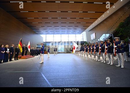 Kioicho, Japan. 18. März 2023. TOKIO, JAPAN - MÄRZ 18 : Bundeskanzler der Bundesrepublik Deutschland, Olaf SCHOLZ (L), und Ministerpräsident Japans, Fumio Kishida (R), nehmen an einer Ehrenwache Teil, die am 18. März 2023 in Tokio, Japan, an der offiziellen Residenz des Ministerpräsidenten teilnimmt. Kredit: SOPA Images Limited/Alamy Live News Stockfoto