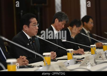 Kioicho, Japan. 18. März 2023. TOKIO, JAPAN - MÄRZ 18 : Bundeskanzler der Bundesrepublik Deutschland, Olaf SCHOLZ (nicht gesehen), und Ministerpräsident Japans, Fumio Kishida, sprechen auf dem japanisch-deutschen Gipfeltreffen am 18. März 2023 am offiziellen Sitz des Ministerpräsidenten in Tokio, Japan. Kredit: SOPA Images Limited/Alamy Live News Stockfoto